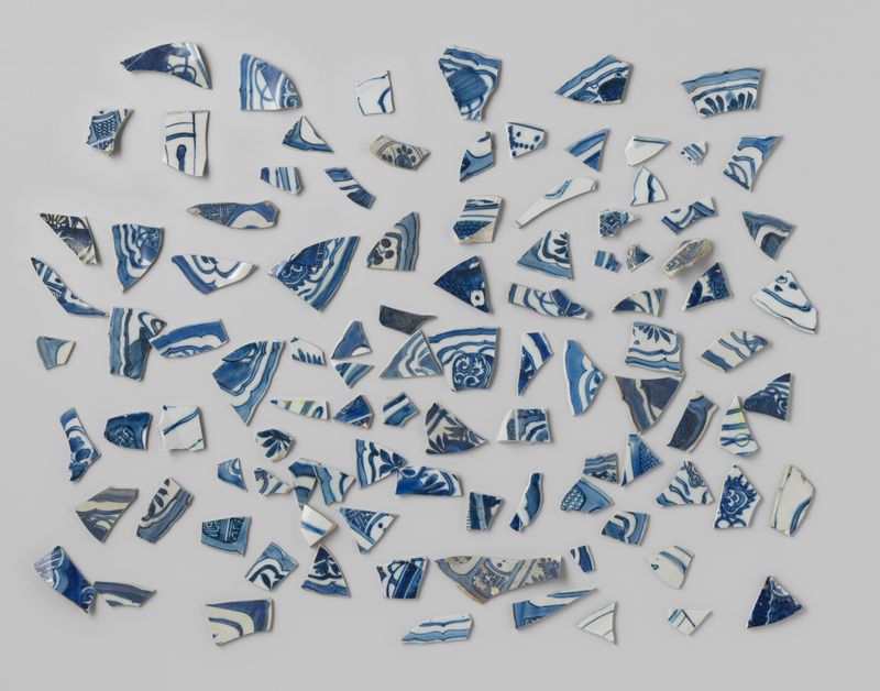 Fragmentos de porcelana do navio V.O.C. 'Witte Leeuw', meio de osso, artista desconhecido