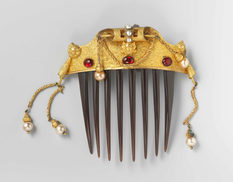 Arte decorativa com a concha de uma tartaruga adornada com cobre dourado e joias imitações de um artista desconhecido.