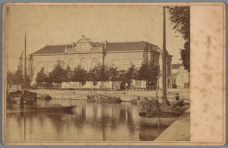 Impressão em álbum do Beurs- en waaggebouw em Leeuwarden de Hendrik Johannes Craije Azn