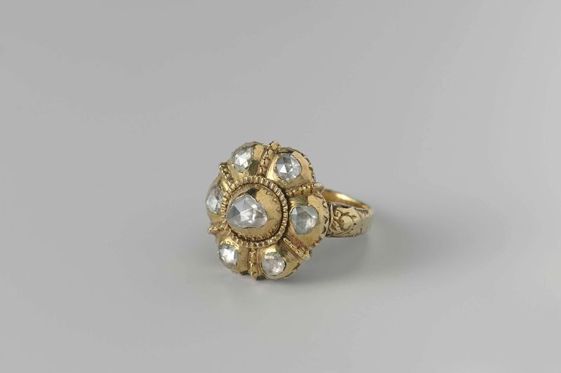 Un delicado anillo de esmalte de un artista desconocido, mostrando detalles intrincados y un suave brillo.