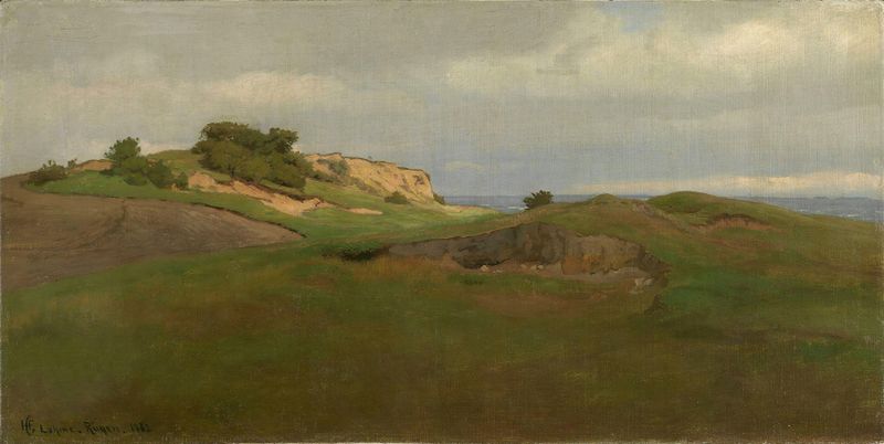 Paisaje costero de Hans Gude, óleo sobre lienzo, con suaves colinas y un mar tranquilo.