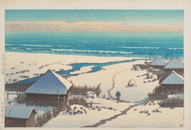 Ukiyo-e de Kawase Hasui retratando uma costa serena com ondas suaves e areia macia.