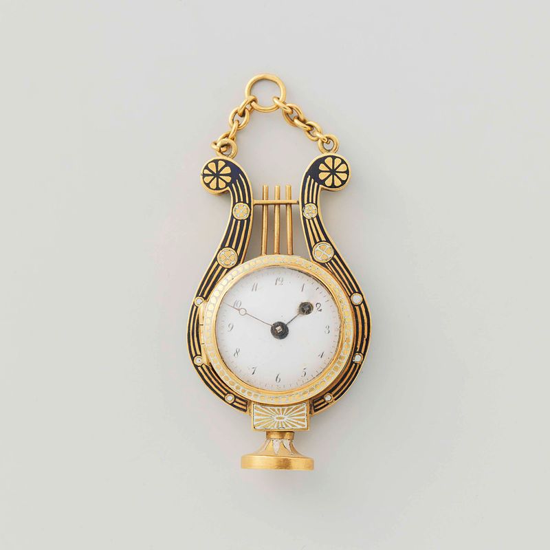 Reloj en forma de lira de metal por Breguet & Fils, con intrincado filigrana y caja de oro.