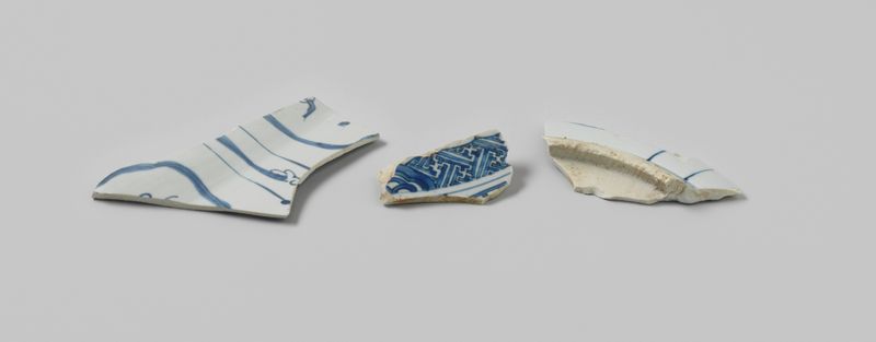 Fragmentos de recipientes de porcelana do navio V.O.C. 'Witte Leeuw', meio osso, Unknown Artist