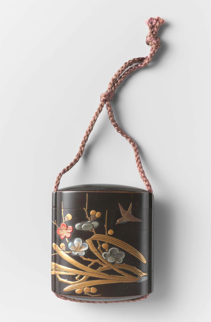 Inro de Migita Toshihide, medio de madera, mostrando intrincada artesanía japonesa.