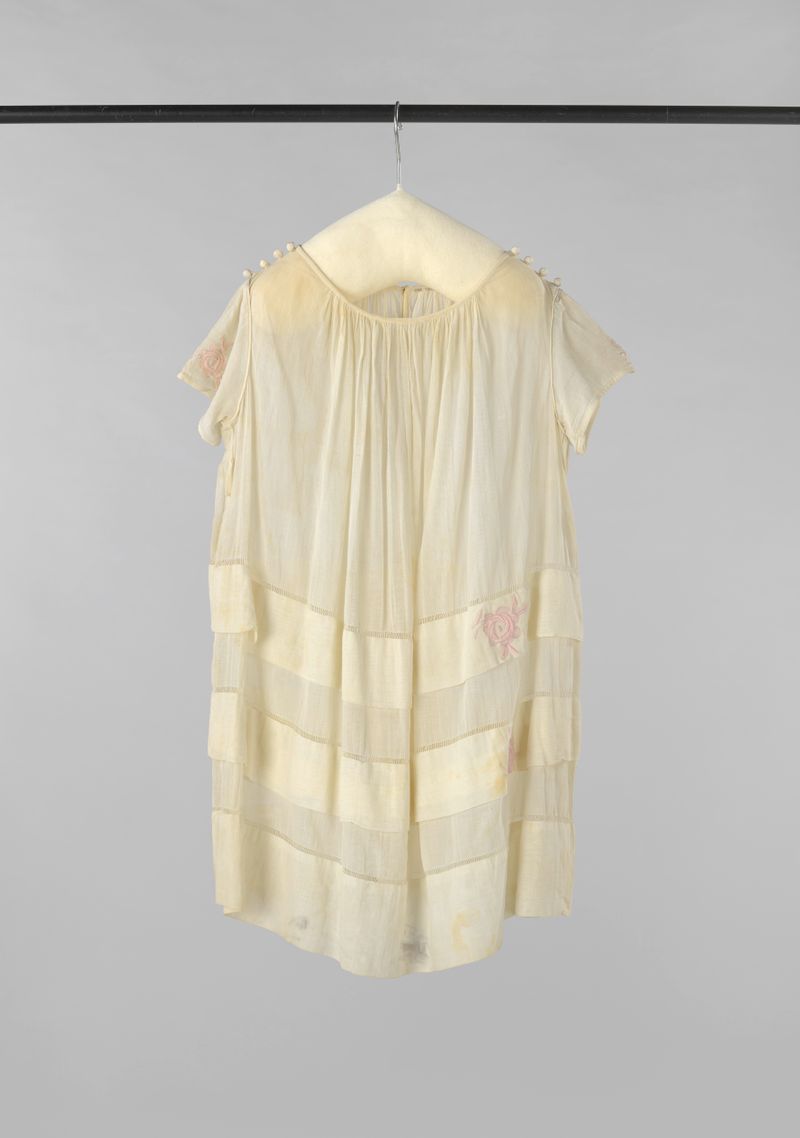 Vestido infantil de algodón blanco con bordado, de Unknown Artist