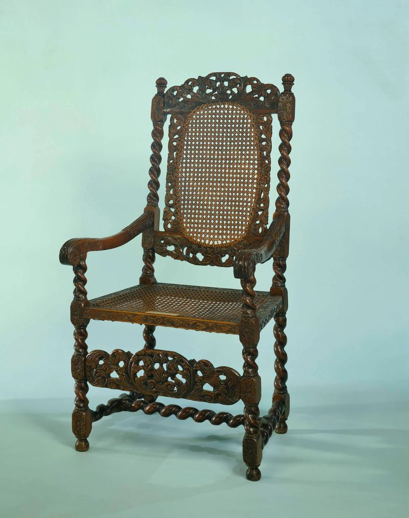 Silla de madera con respaldo torcido de Unknown Artist
