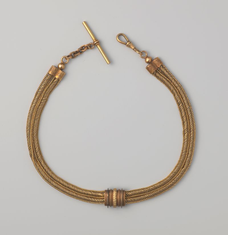 Chatelaine de cobre dorado con diseño intrincado de Unknown Artist