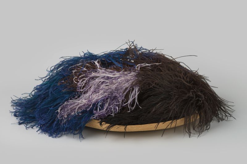 Naturaleza muerta con un sombrero de paja y plumas coloridas de Unknown Artist