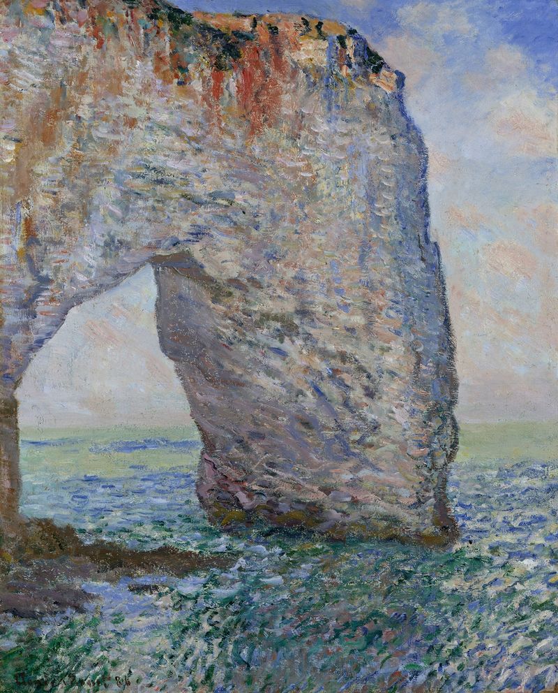 The Manneporte near Étretat de Claude Monet, óleo que mostra um penhasco e o mar sob luz dourada.