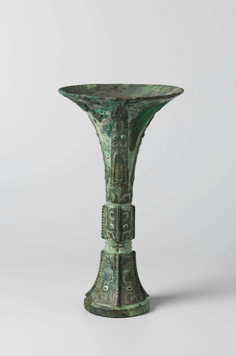 Ritual winecup en bronce de Unknown Artist, con intrincados grabados.