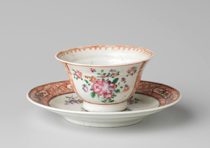 Taza y platillo en forma de campana con motivos florales, porcelana, artista desconocido