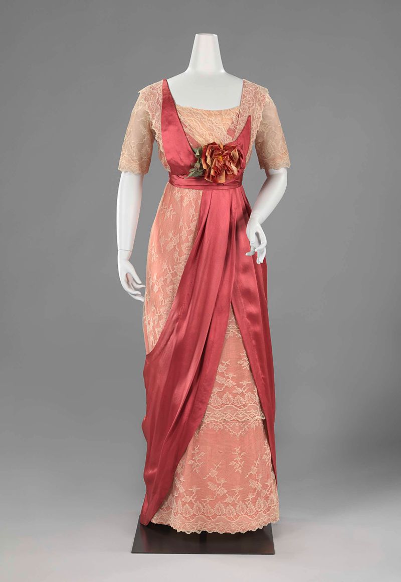 Vestido com saia hobble de Antoinetta Francisca Helena Mulder, meio desconhecido