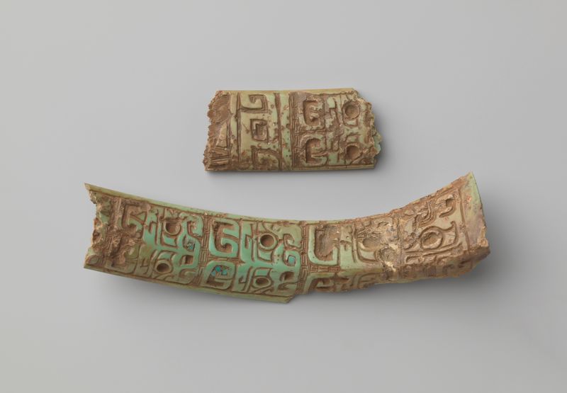 Fragment van een ritueel object, medio hueso, Unknown Artist, con intrincadas tallas y artesanía.