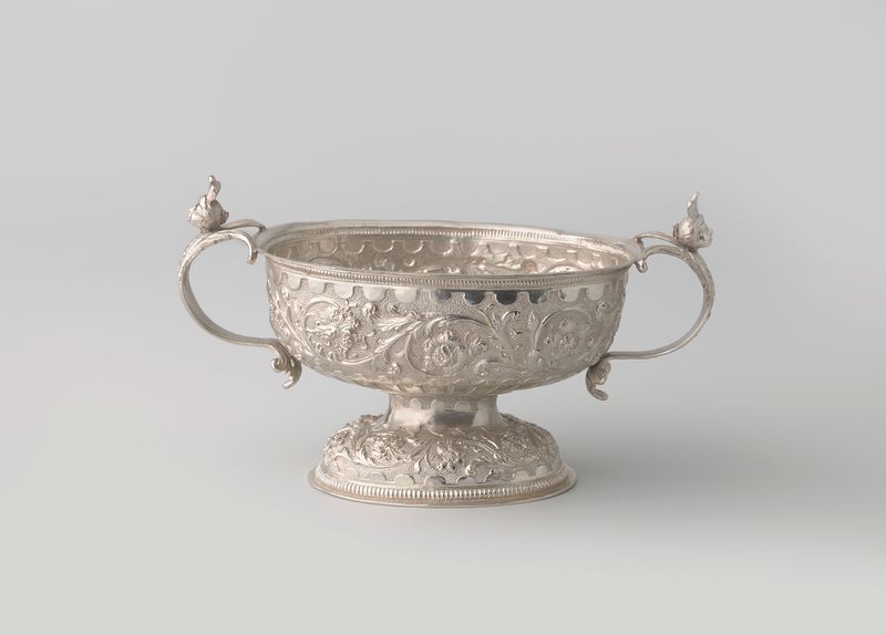 Cuenco de metal decorativo con motivos florales de Johannes van der Lely