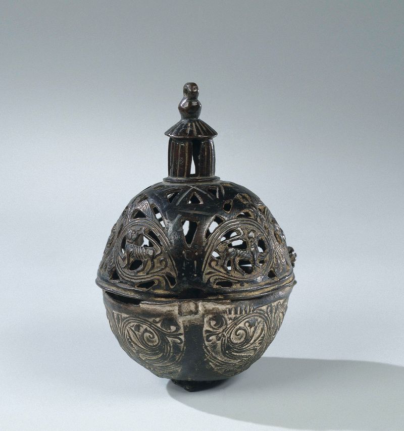 Queimador de incenso bolvormig em bronze com intrincadas gravações de artista desconhecido
