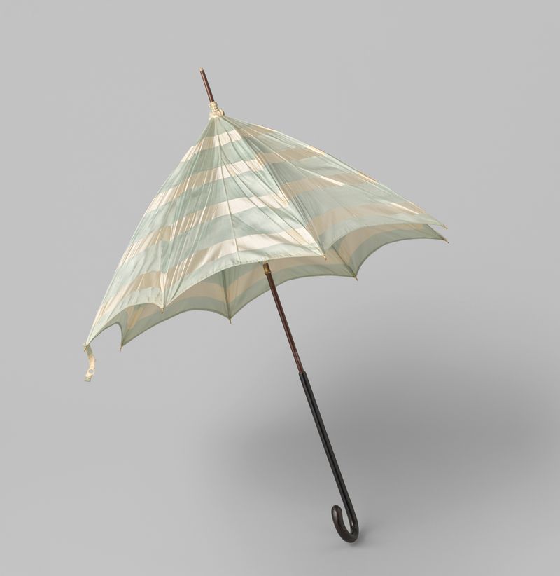 Parasol de cetim listrado azul e branco em um cabo de madeira pintado de preto de Unknown Artist