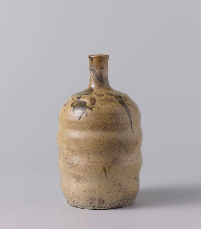 Botella de sake de cerámica con esmalte crema y manchas verdes, artista desconocido, c. 1600 - c. 1868.