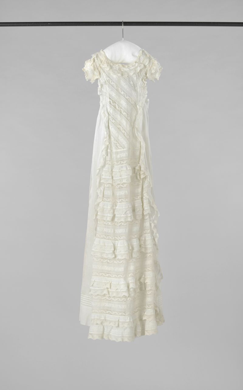Vestido victoriano con detalles de encaje de Unknown Artist