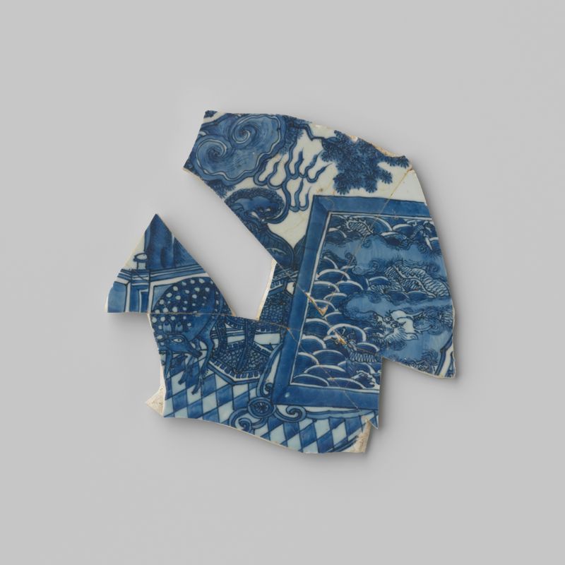 Fragmento de porcelana del barco V.O.C. 'Witte Leeuw', medio de hueso, Unknown Artist