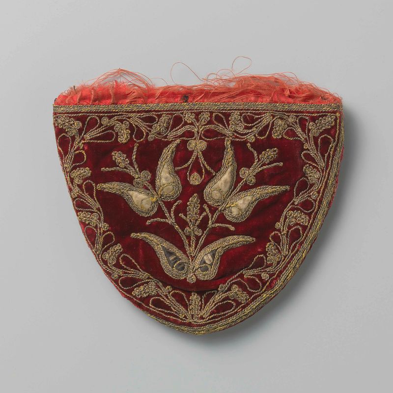 Monedero en forma de flor hecho de terciopelo rojo púrpura con bordado dorado, artista desconocido