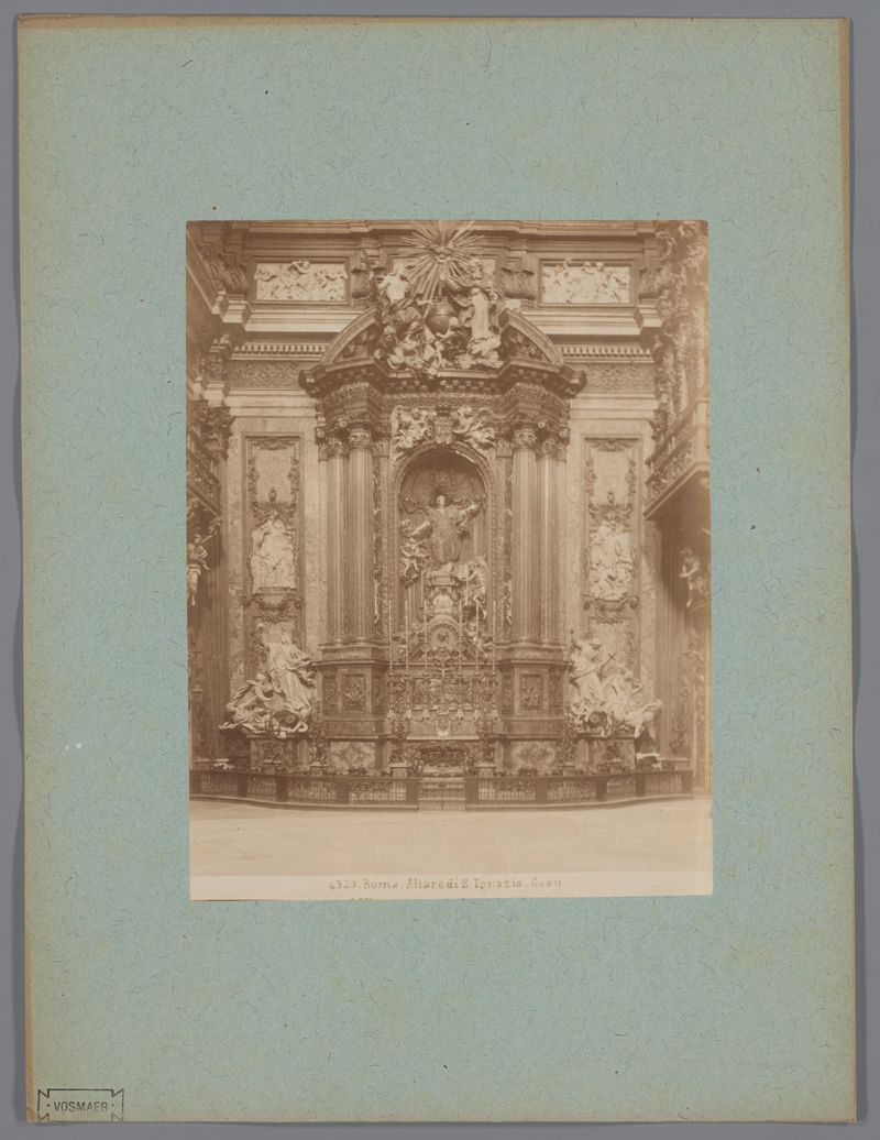 Altaar van de Sant'Ignazio te Rome, Italië, impressão em albumina de Unknown Artist mostrando detalhes intrincados do altar.