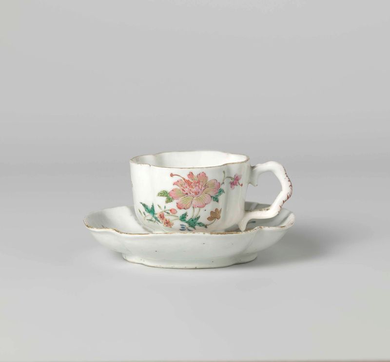 Taza de cuatro lóbulos con asa, decorada con flores y mariposas, artista desconocido
