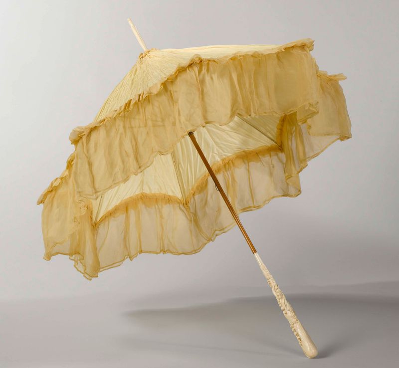 Guarda-chuva com cabo de bambu e botão de marfim esculpido com lírios por artista desconhecido