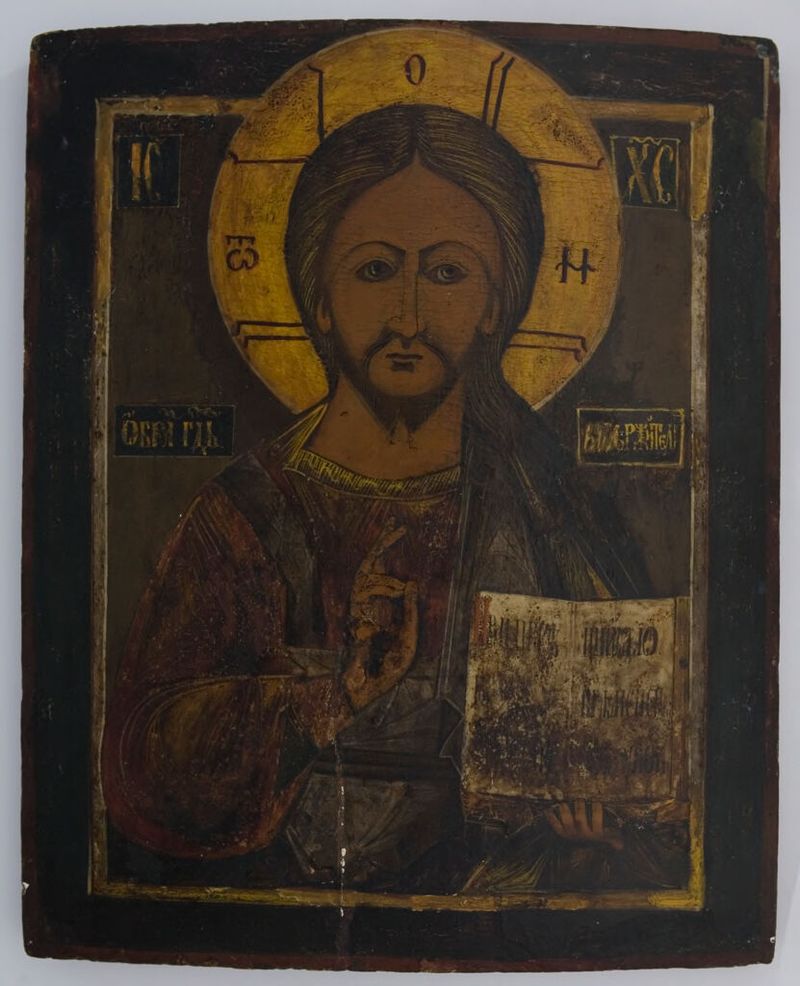 Cabeça de Cristo, meio de madeira por artista não identificado, com um rosto sereno e halo radiante.