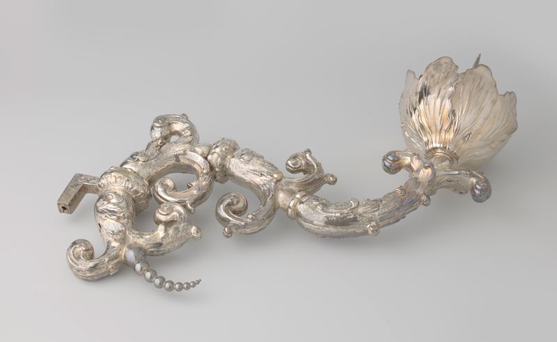 Obra em metal de Michiel de Bruyn van Berendrecht com motivos de acanto e tulipa