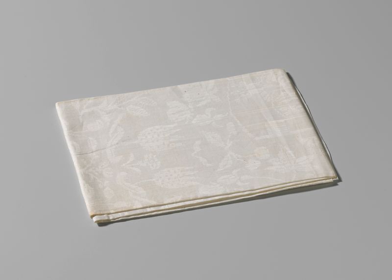 Guardanapo de linho com brasões bordados de Unknown Artist