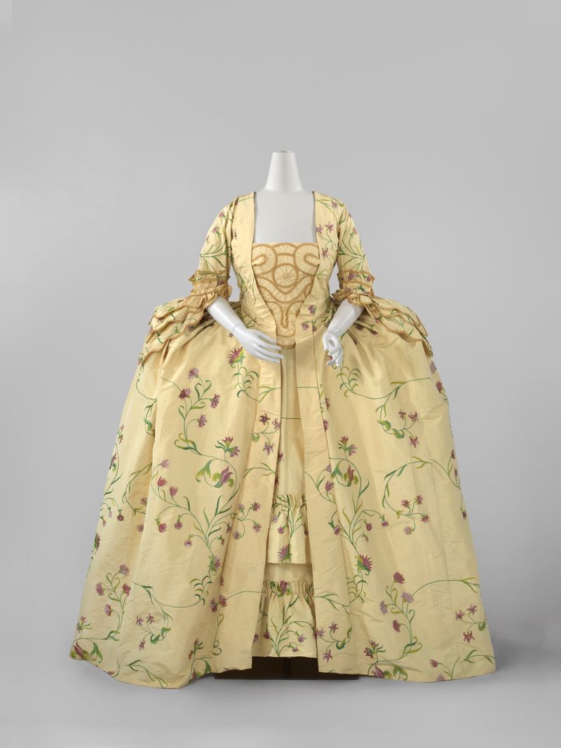Bordado de seda con seda amarilla y flores moradas de Unknown Artist