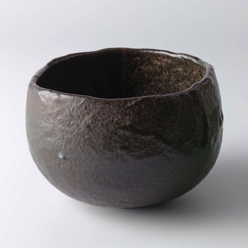 Tigela de Chá Preta de Ichinyu-Raku IV, cerâmica com um rico esmalte preto.