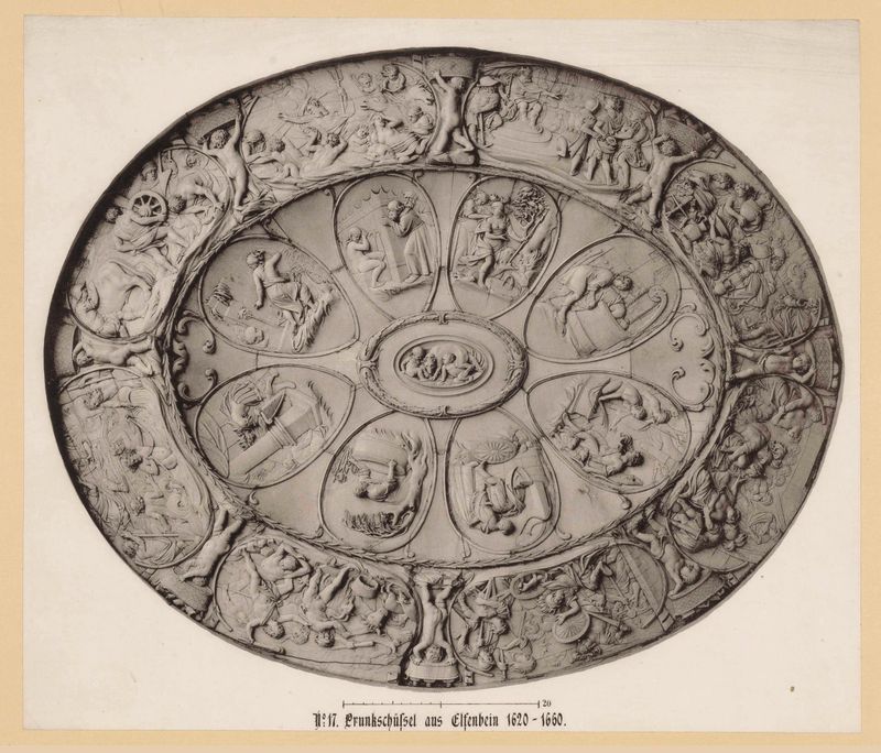 Ivoren pronkschotel de Unknown Artist, prato decorativo de bronze com motivos intrincados