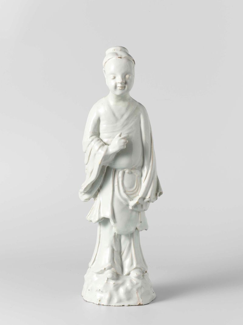 Figura de porcelana de artista desconocido, con curvas delicadas y superficies sin adornos.