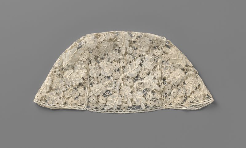 Lace work by Martha Berkers featuring eikeblaadjes, 1914