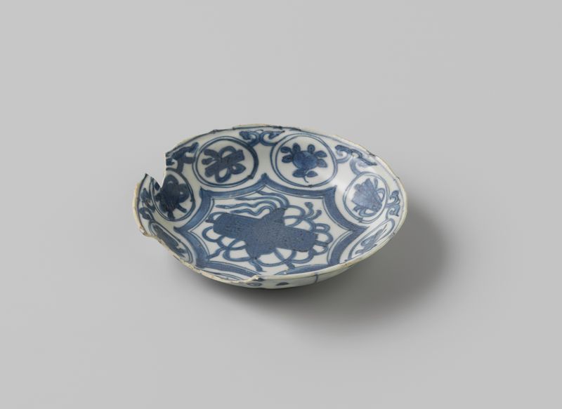 Prato de porcelana representando o navio 'Witte Leeuw' de Unknown Artist