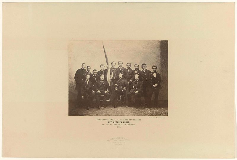 Retrato em grupo de 14 oficiais em uniformes, álbum de Te Gempt & Van Moorsel
