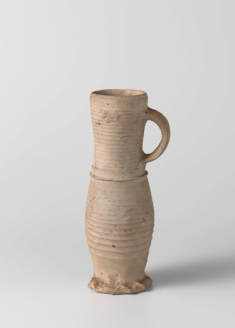 Jarrón de cerámica de un Artista Desconocido con curvas suaves y esmaltes terrosos.
