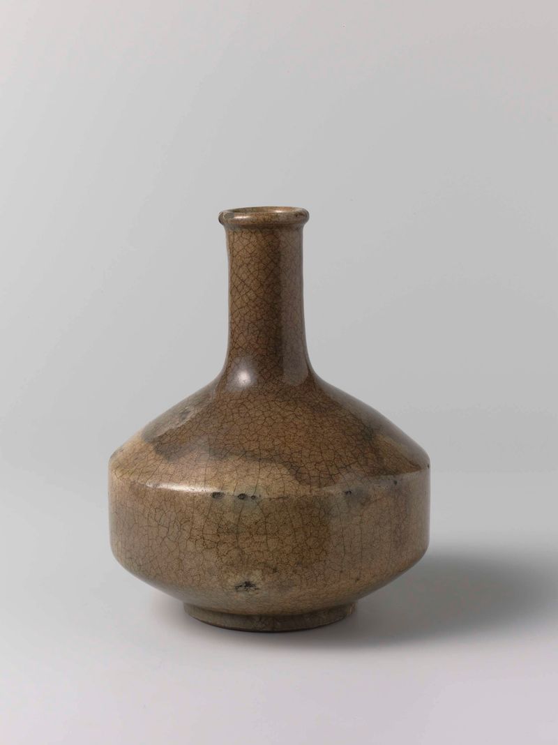 Vaso de cerâmica com esmalte cinza-marrom de artista desconhecido