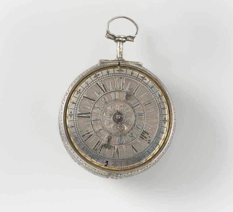 Arte decorativo con un reloj de bolsillo de Pieter Klock, mostrando grabados intrincados y metal pulido.