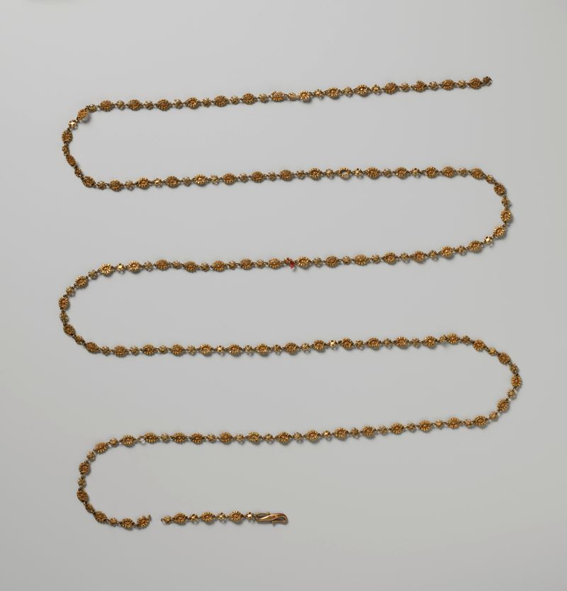 Ketting, una pieza de metal de un artista desconocido, que representa cadenas y temas de soledad.
