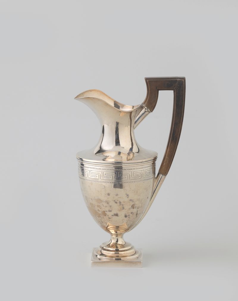 Ewer de plata neoclásico con patrones de meandro de artista desconocido