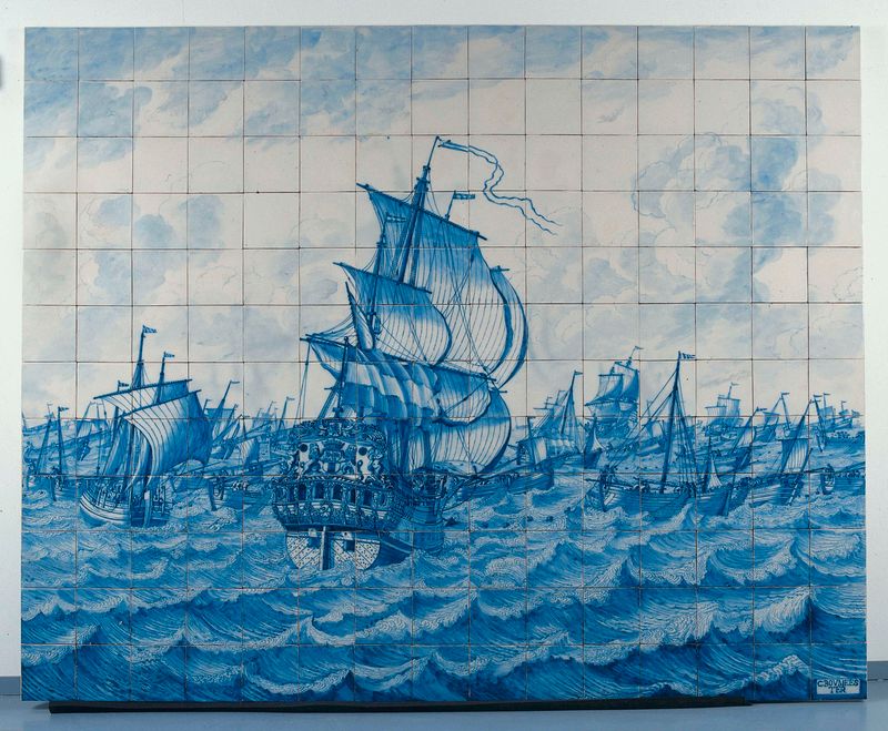 Panel de azulejos que representa el buque de guerra Rotterdam y la flota de arenques, cerámica de Tegelbakkerij aan de Del...