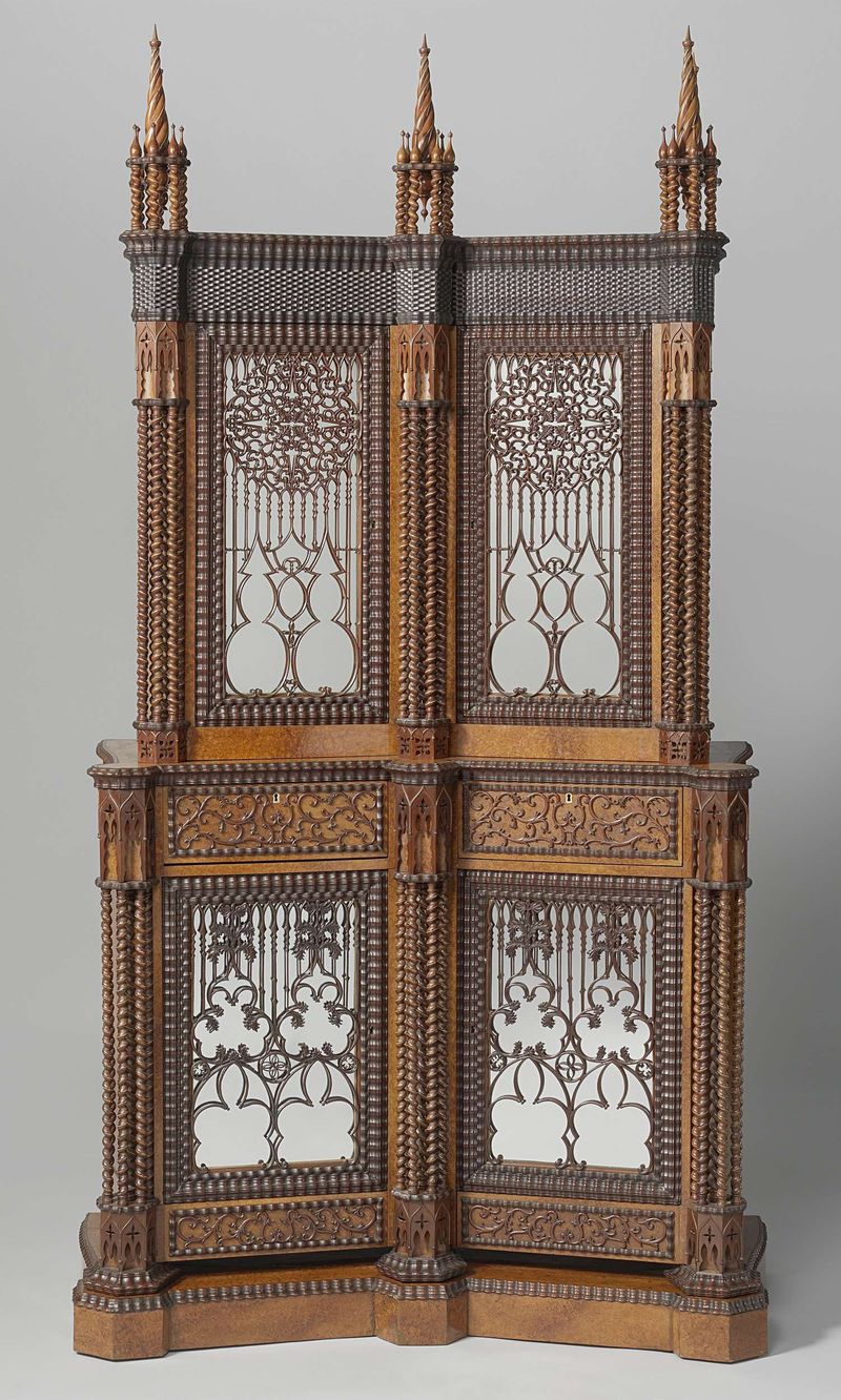 Silver cabinet de Jan Adolf Hillebrand, meio de madeira, mostrando intrincada artesania e interação de luz.