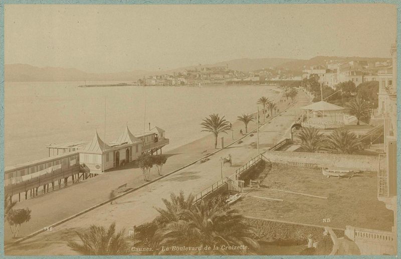 Genre scene of Boulevard de la Croisette te Cannes, albumen print by Neurdein Frères
