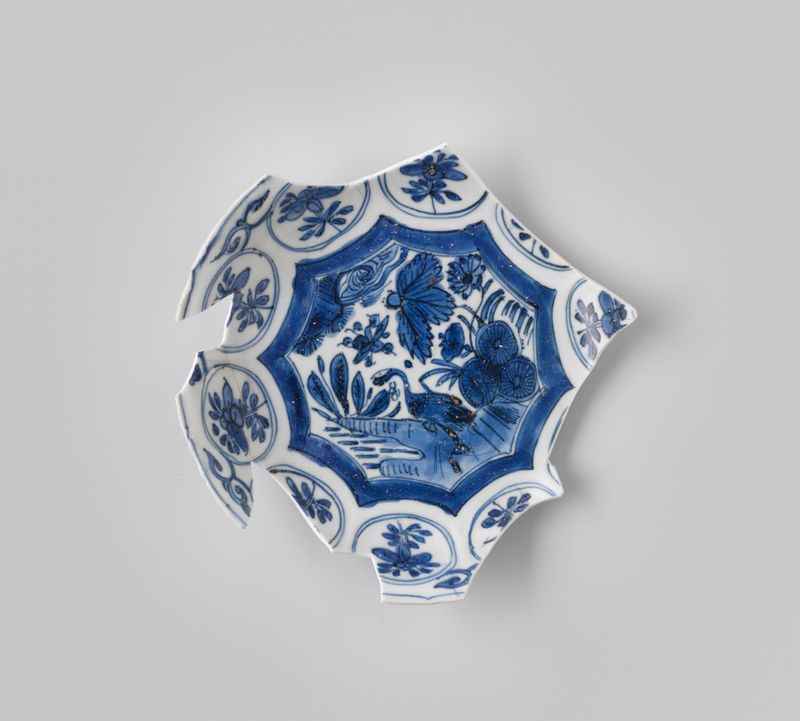 Plato de porcelana china, Edad de Oro Holandesa, artista desconocido, medio hueso
