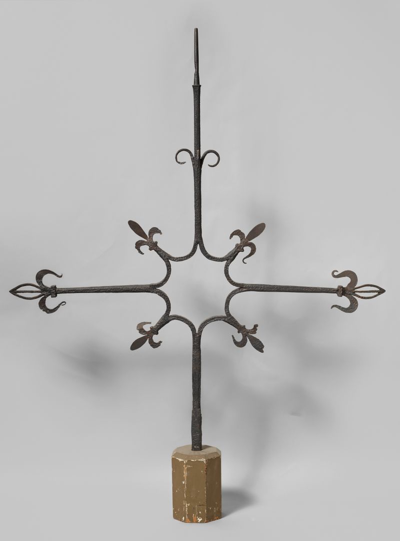 Torenkruis de Unknown Artist, medio metal, con una torre delicada y temas de anhelo.