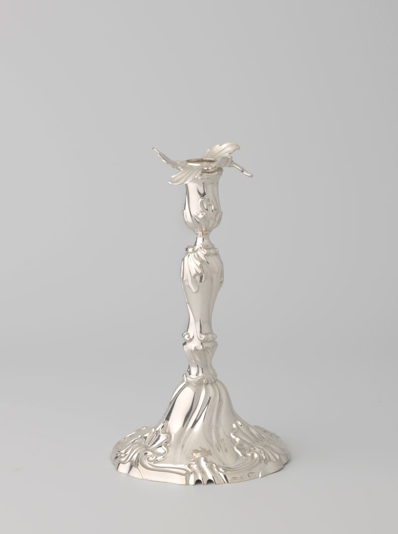 Candelabro de plata de Cornelius Wilhelmus Rensing, medio metal, destacando detalles intrincados y luz suave.