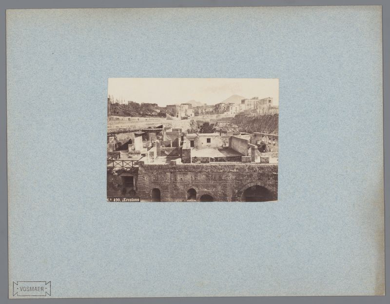 Huizen in Herculaneum de Roberto Rive, impresión de albúmina que muestra casas antiguas iluminadas por el sol